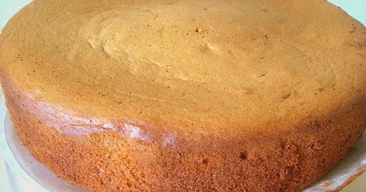 Рецепт теста для тортов в духовке. Бисквитное тесто. Бисквит для торта пышный. Бисквитное тесто для торта. Торт обычный.