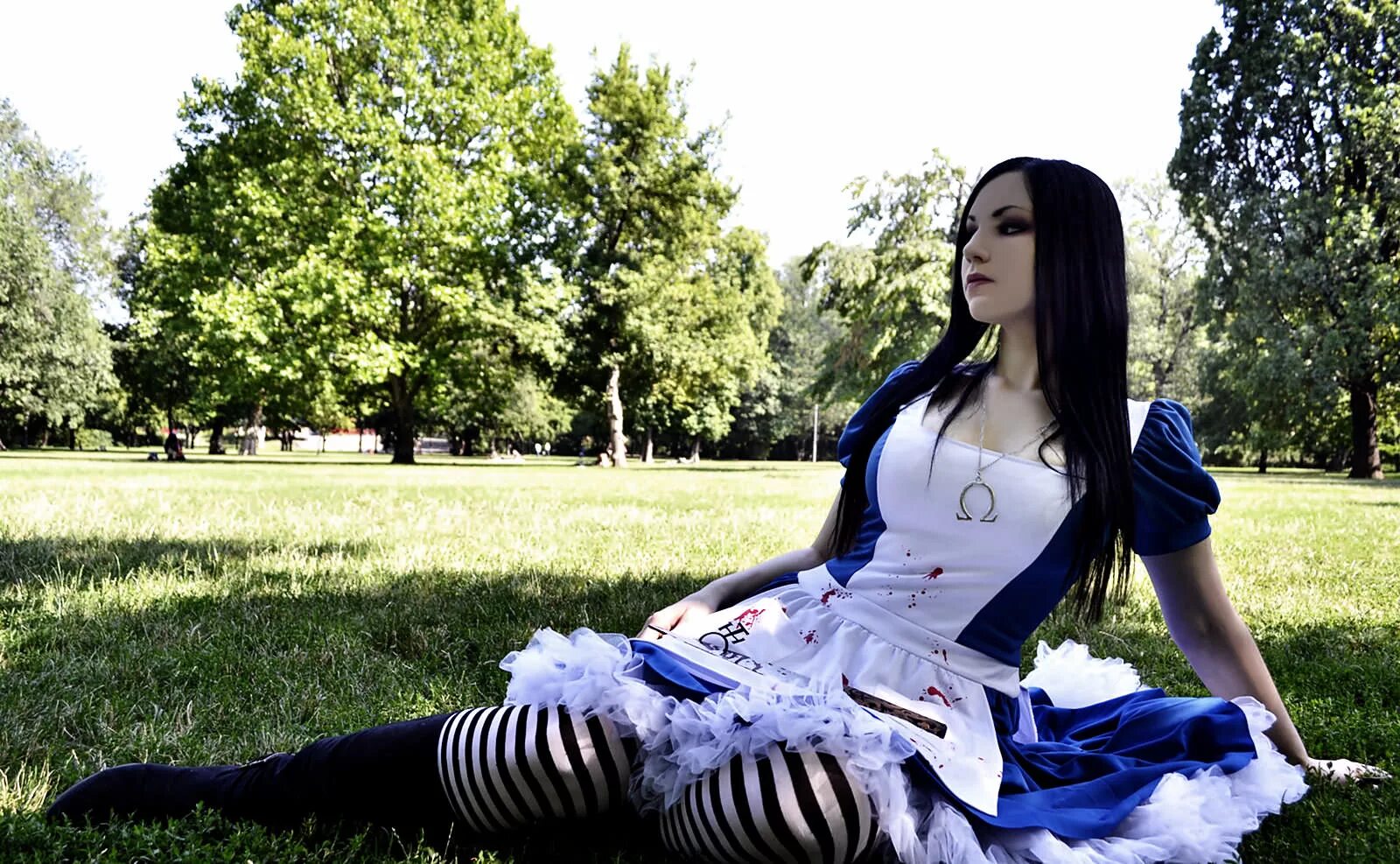 Как выглядит алиса картинка. Алиса косплей. alice madness returns косплей. alice liddell. алиса геншин косплей.