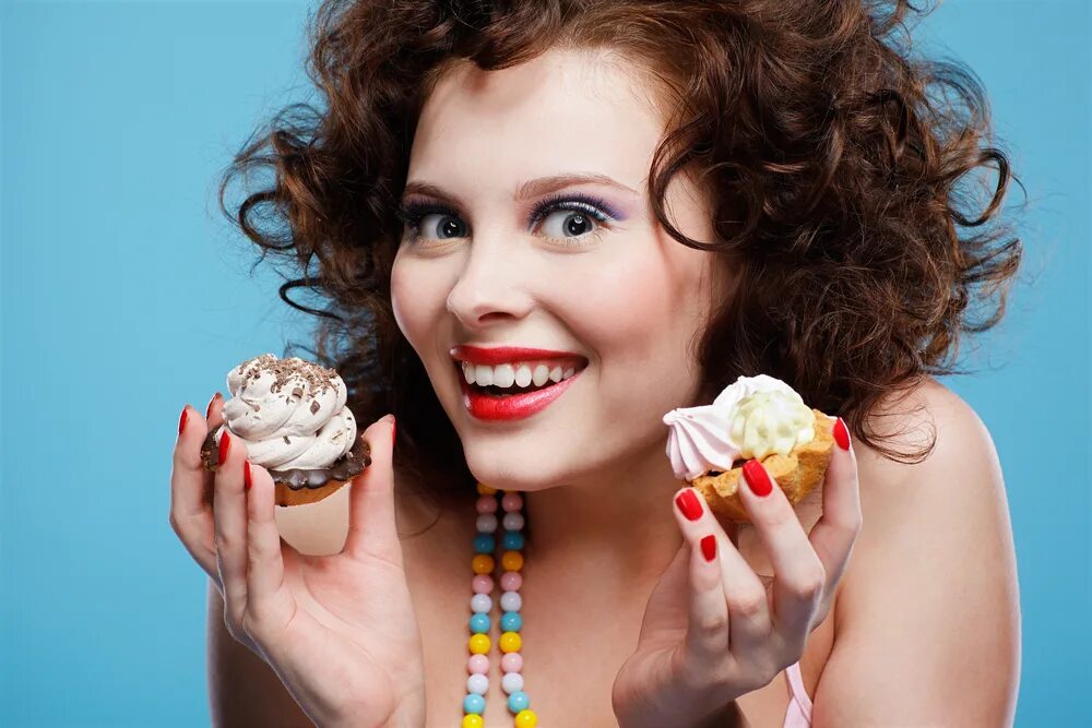 Почему человек ест сладкое. Девушка с пирожным. Женщина десерт. Девушки едят пирожные. Девушка ест пирожное.