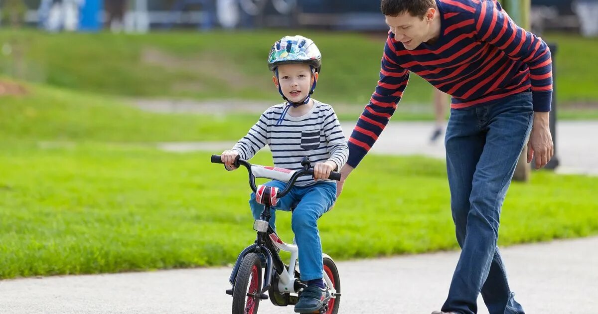 Как научить ребенка ездить на двухколесном велосипеде. Дети с велосипедом. Кататься на велосипеде. Трехколесный велосипед для детей. Папа учит кататься на велосипеде.