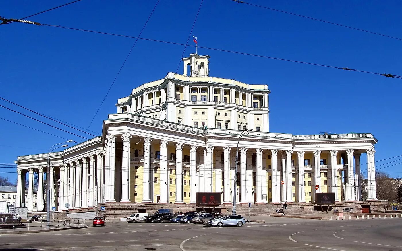 Цатра суворовская площадь 2. Театр комедии москва суворовская. Театр комедии москва суворовская площадь 1/52к2. Театр комедии москва суворовская площадь фото. Театр комедии москва суворовская площадь фото.