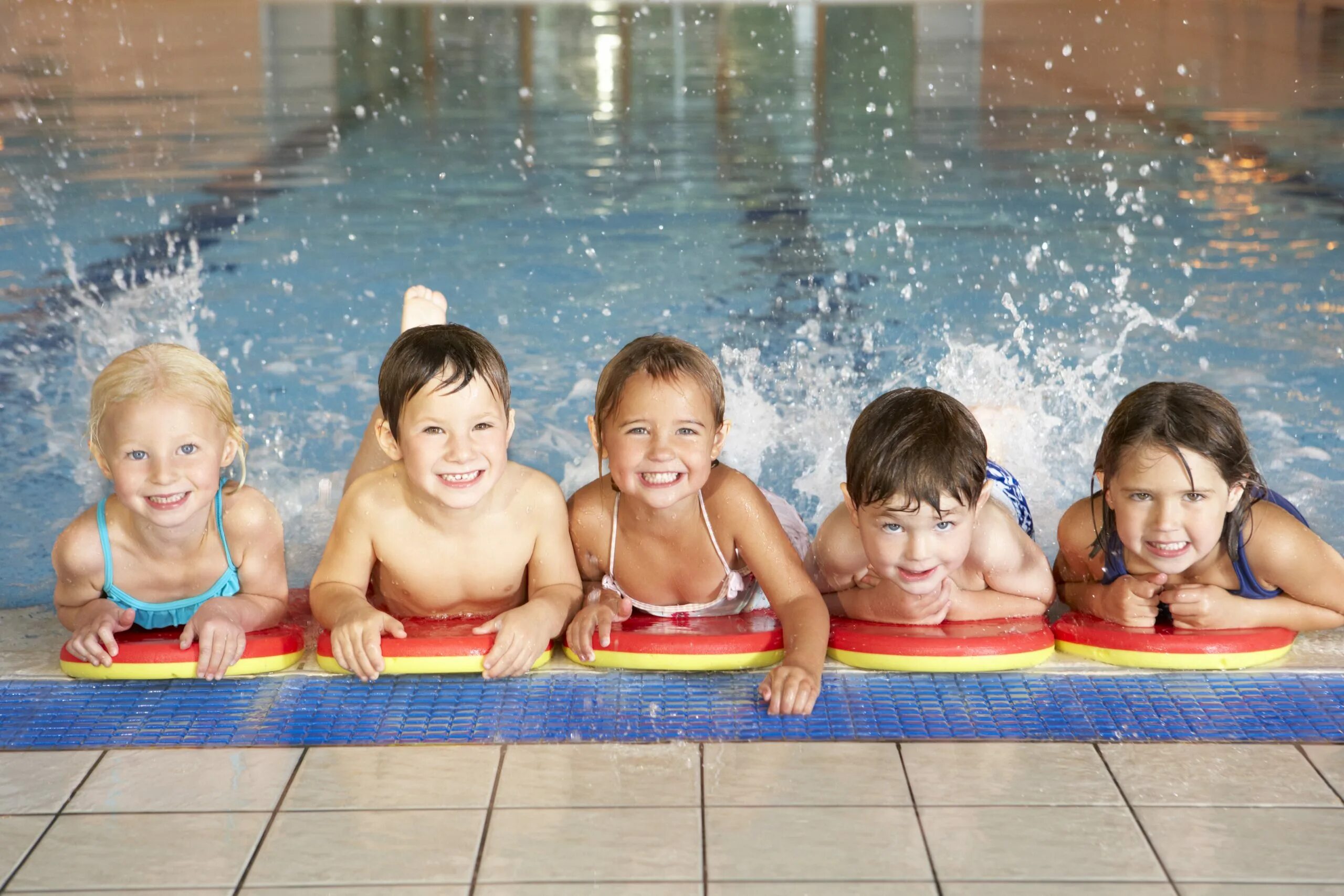 The children are swimming. Бассейн для малышей. Групповые занятия в бассейне для детей. Плавание дети. Детский и взрослый бассейн вместе.