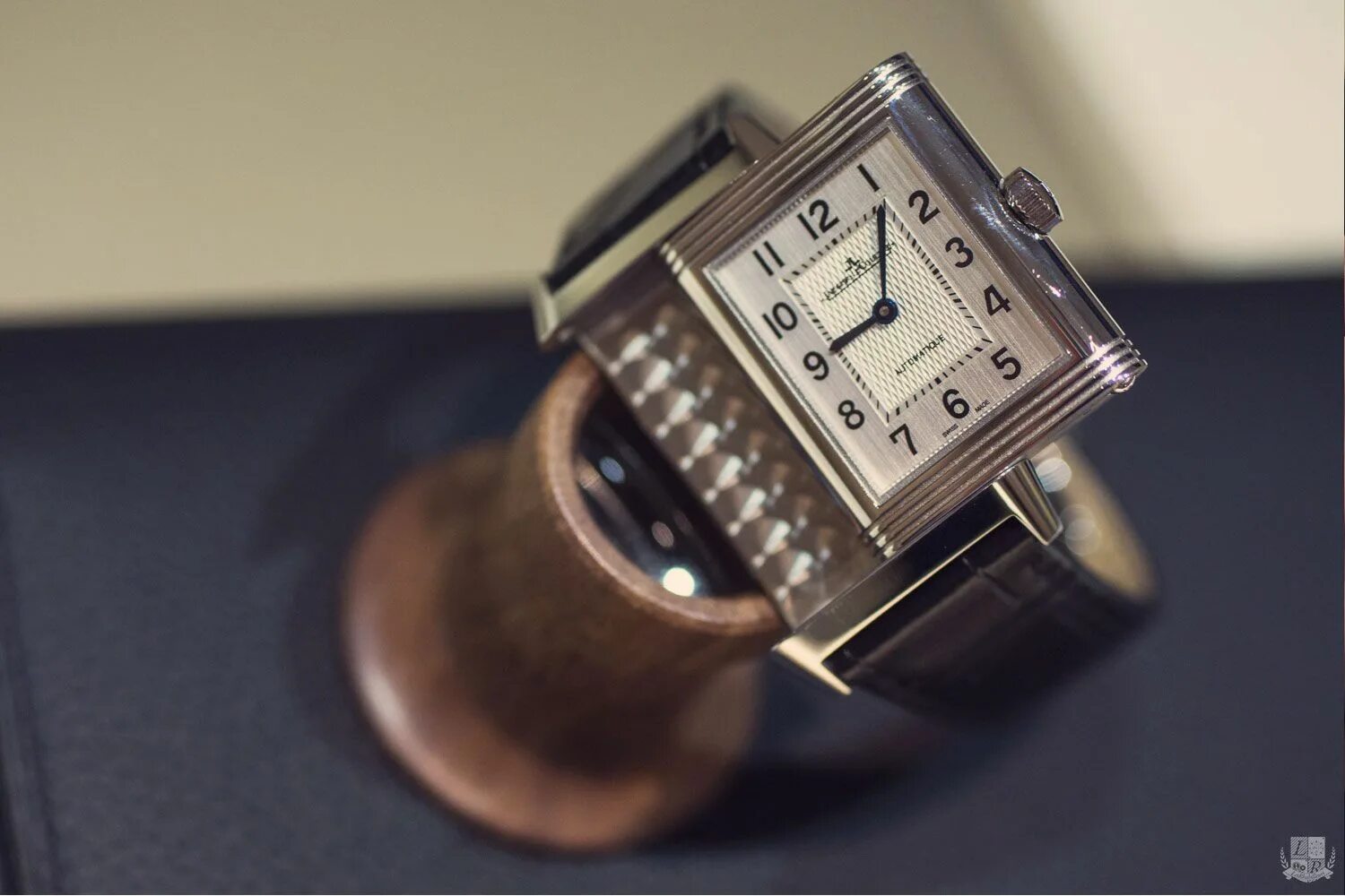 Продать jaeger lecoultre. Jaeger lecoultre reverso classic. jaeger lecoultre 248.2.34.s 2399397. jaeger lecoultre reverso застежка. jaeger la coultre reverso quartz.
