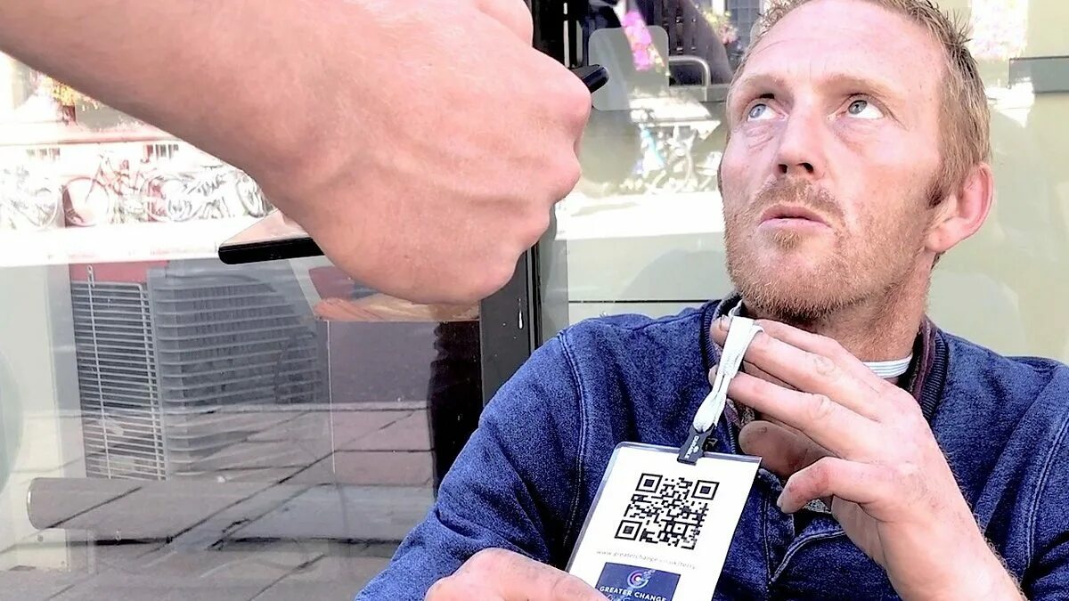 QR коды у бездомных в Британии. Пожертвование пачки денег бездомному. Шаман пожертвовал деньги
