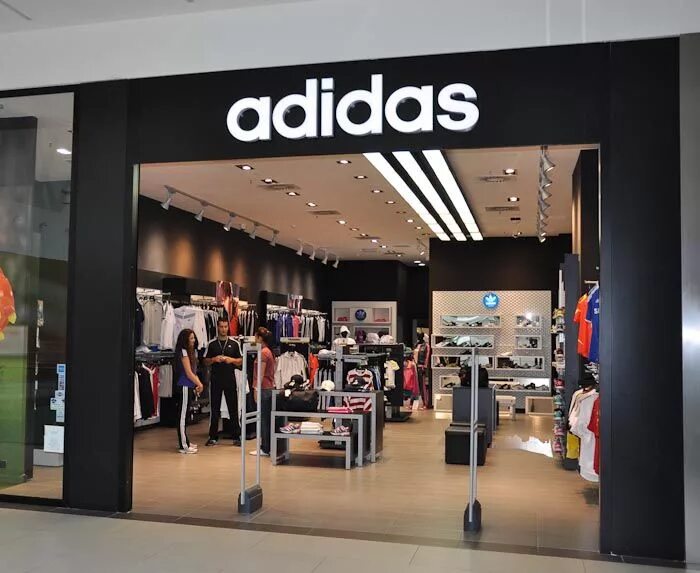 Адидас ереван. Adidas vitrina shop. Магазин адидас. Витрина магазина адидас. Витрины магазина adidas.