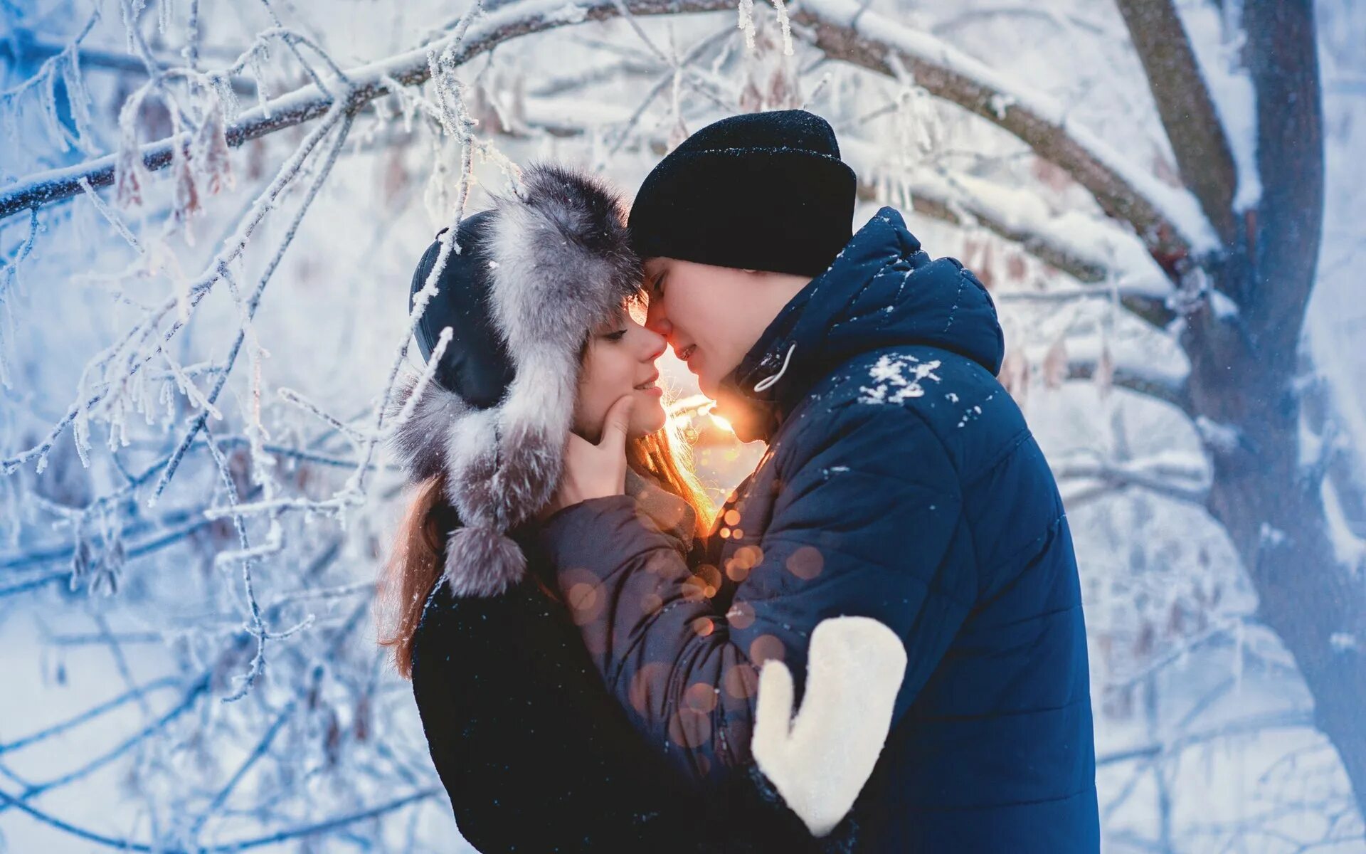 Зимняя фотосессия в лесу. Парень и девушка зима. Влюбленные зимой. Зимние объятия. Думаю ей холодно