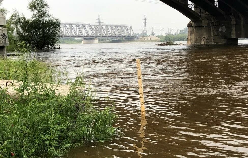 Критический уровень воды в реке. Река Иркут в Иркутске. Река Ирку́т в Иркутске. Иркут река уровень воды. Наводнение в городе Иркутске на реке Иркут.