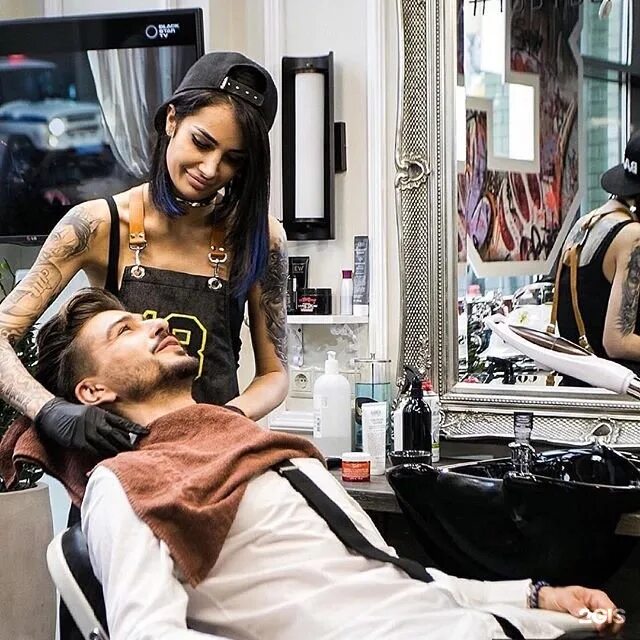 Парикмахерская топлесс. Парикмахерская топлес. Парикмахерская в нижнем белье. Роман цирулин парикмахер. Парикмахерская топлесс.