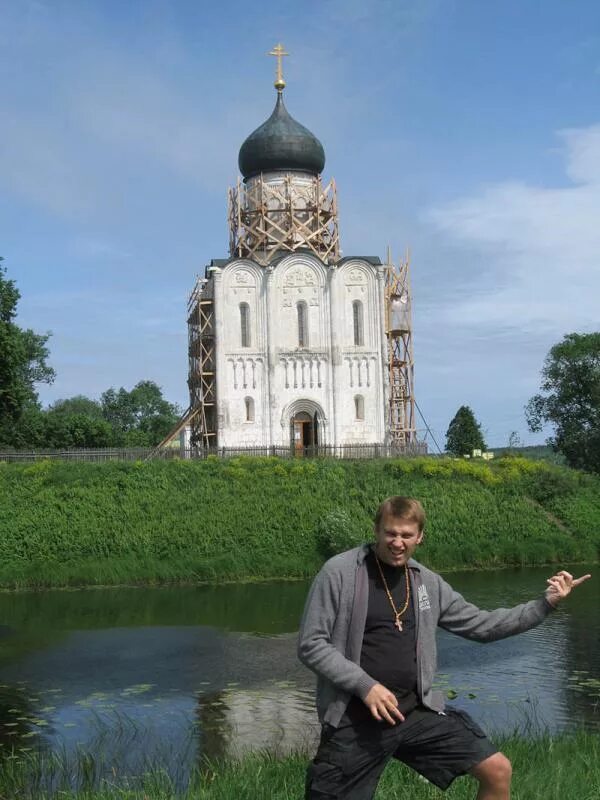 Человек на фоне храма. Мужчина в церкви. Мужчина на фоне храма. Церковь фон.