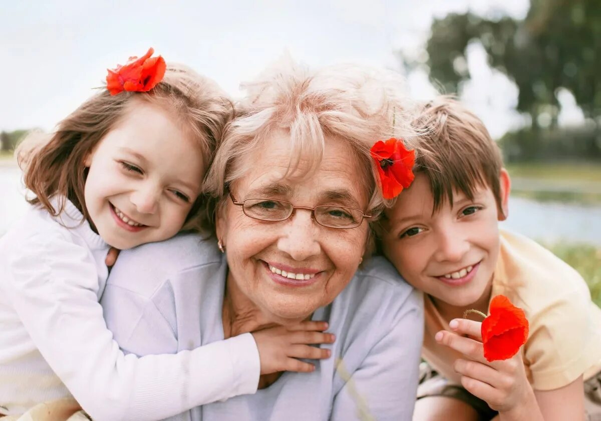 Дети поздравляют бабушек. Бабушка и внуки. Бабушка и внук. Женщина с ребенком. Бабушка с ребенком.