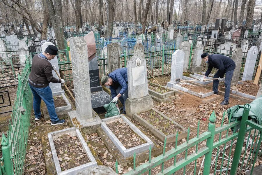 Нова татарские казань. Новотатарское кладбище Казань. Мусульманское кладбище Казань. Татарское кладбище Юдино. Могила татарского.