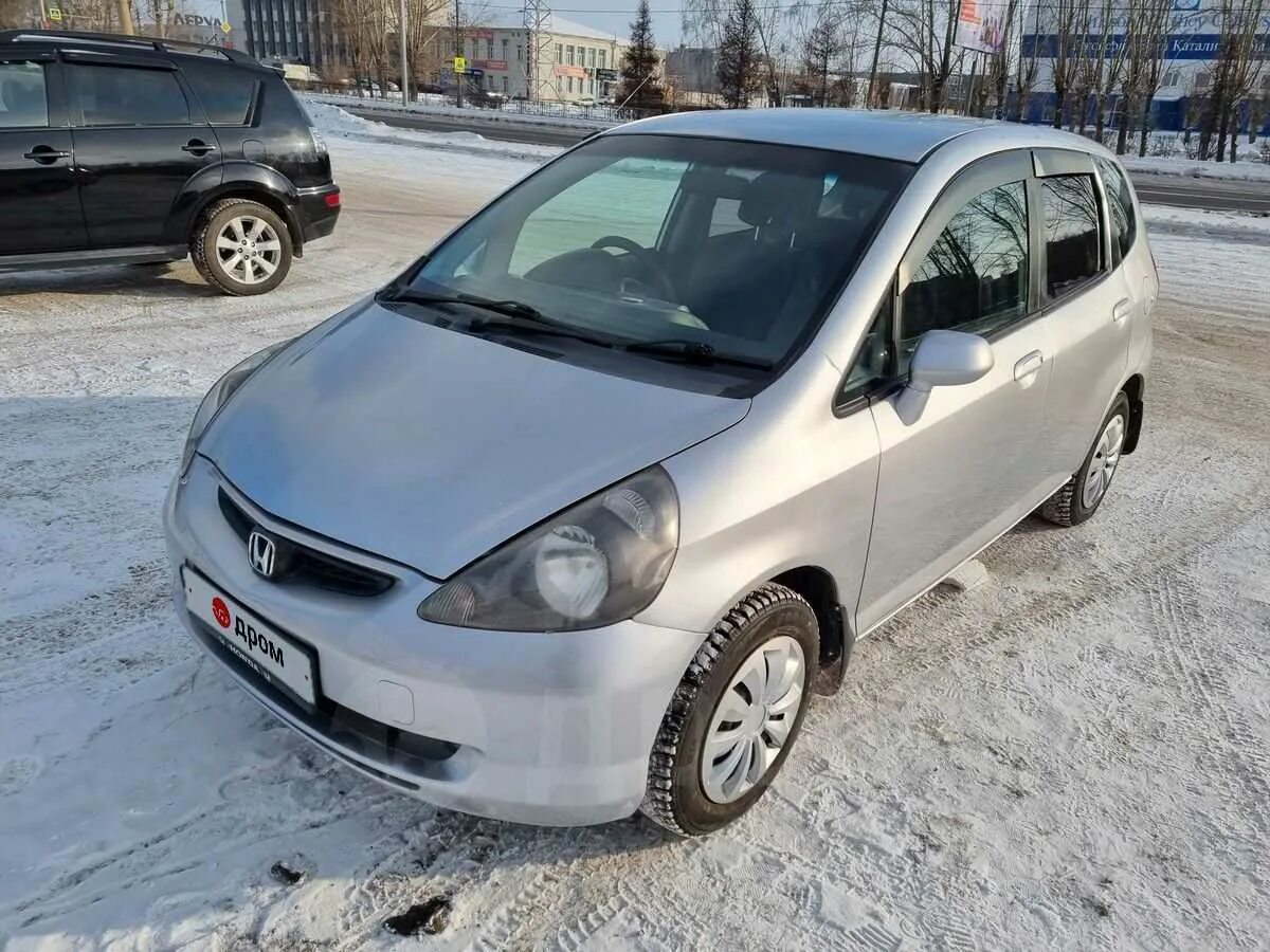 Купить хонду в новосибирске с пробегом. Хонда фит 2002 белый. Honda Fit 2002 год авто ру зима. Продажа Хонда фит в Красноярском крае.