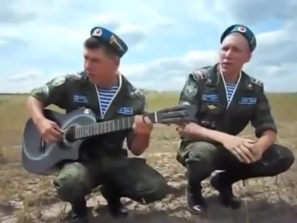 Армия песни про украину. Десант и ВВ. Десантник и ВВ. Под гитару десантники. ВДВ поёт.