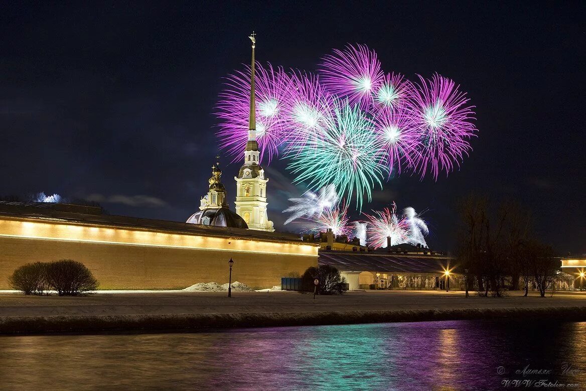 12 июня санкт петербурга. Петропавловская крепость в Санкт-Петербурге салют. Салют Победы Санкт-Петербург. СПБ Петропавловская крепость салют. Петропавловская крепость салют зима.