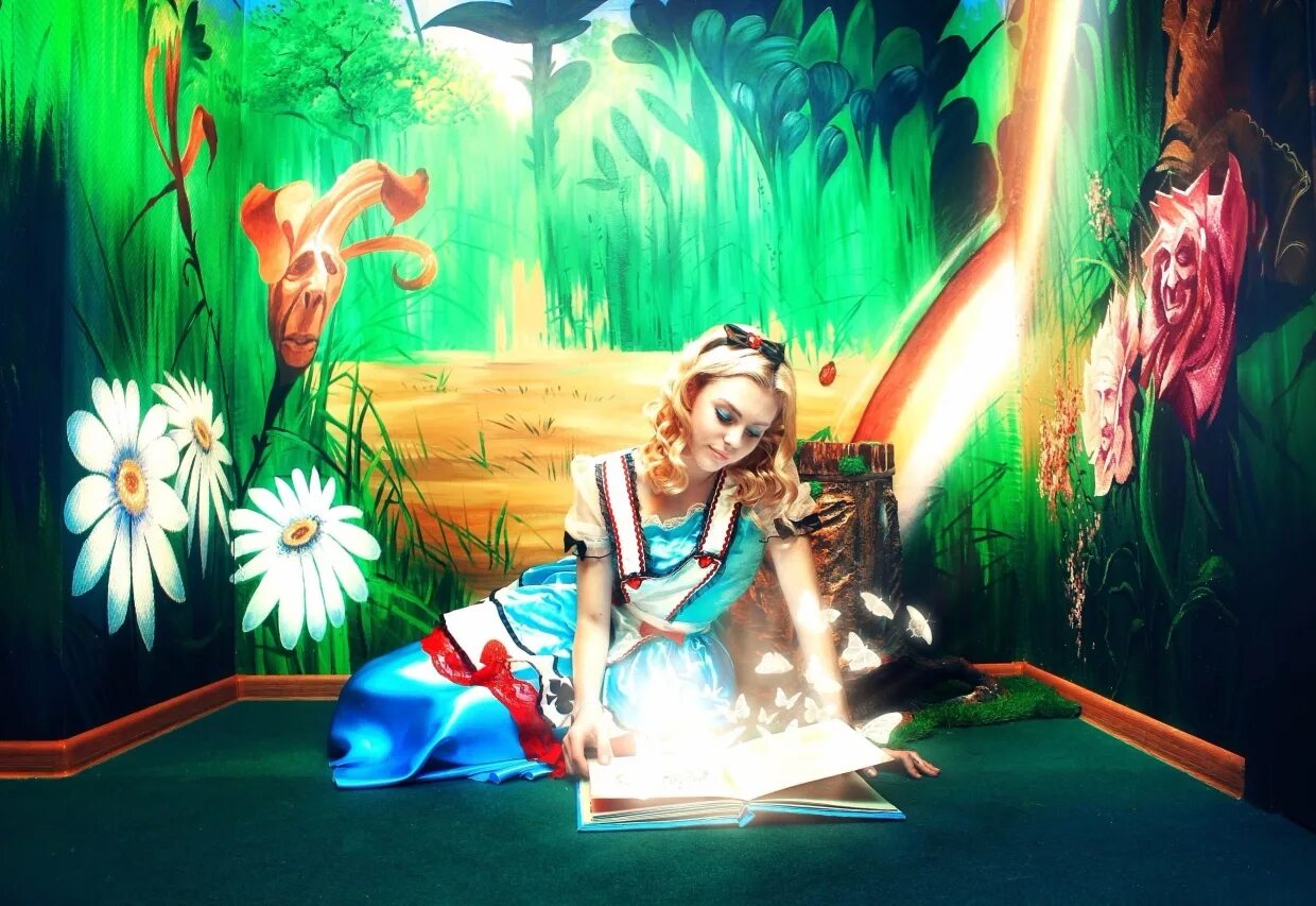 алиса в зазеркалье выставка спб. роспись стен в стиле алиса в стране чудес. квест алиса в стране чудес. квест алиса в стране чудес. иммерсивная выставка алиса в зазеркалье спб.