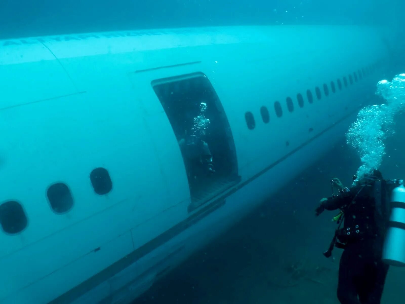 На дне воздушного океана. Затонувший Airbus а300. Кемер затонувший самолет. Кушадасы затопленный самолет. Самолет а 320 который потонул.