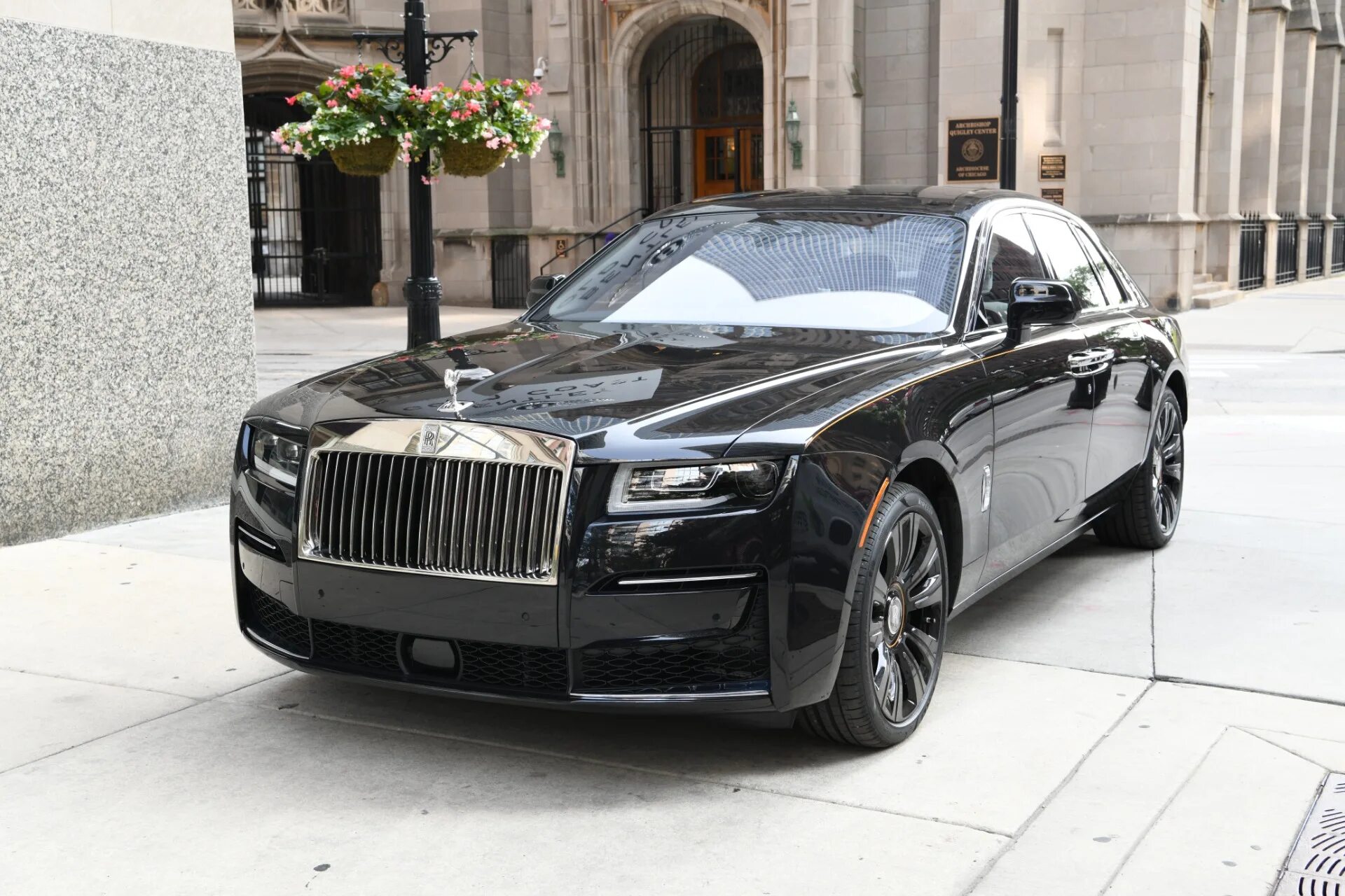 Rr spectre. Роллс Ройс Ghost 2021. Rolls Royce Phantom 2021. Rolls Royce Ghost 2021 черный. Новый Rolls Royce Ghost 2021.