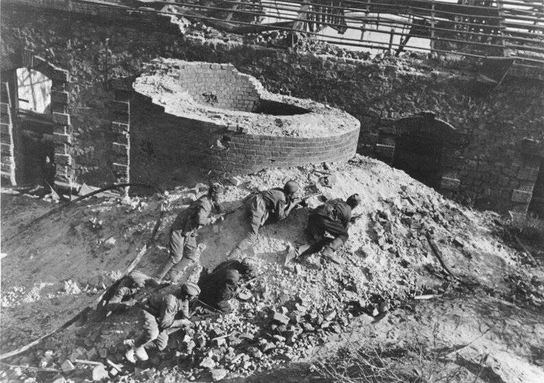 Мамаев курган 1943 бои. Битва 102. Сталинград 1942 мамаев курган. Бои за мамаев курган сталинградская битва. Битва за мамаев курган сталинградская битва.