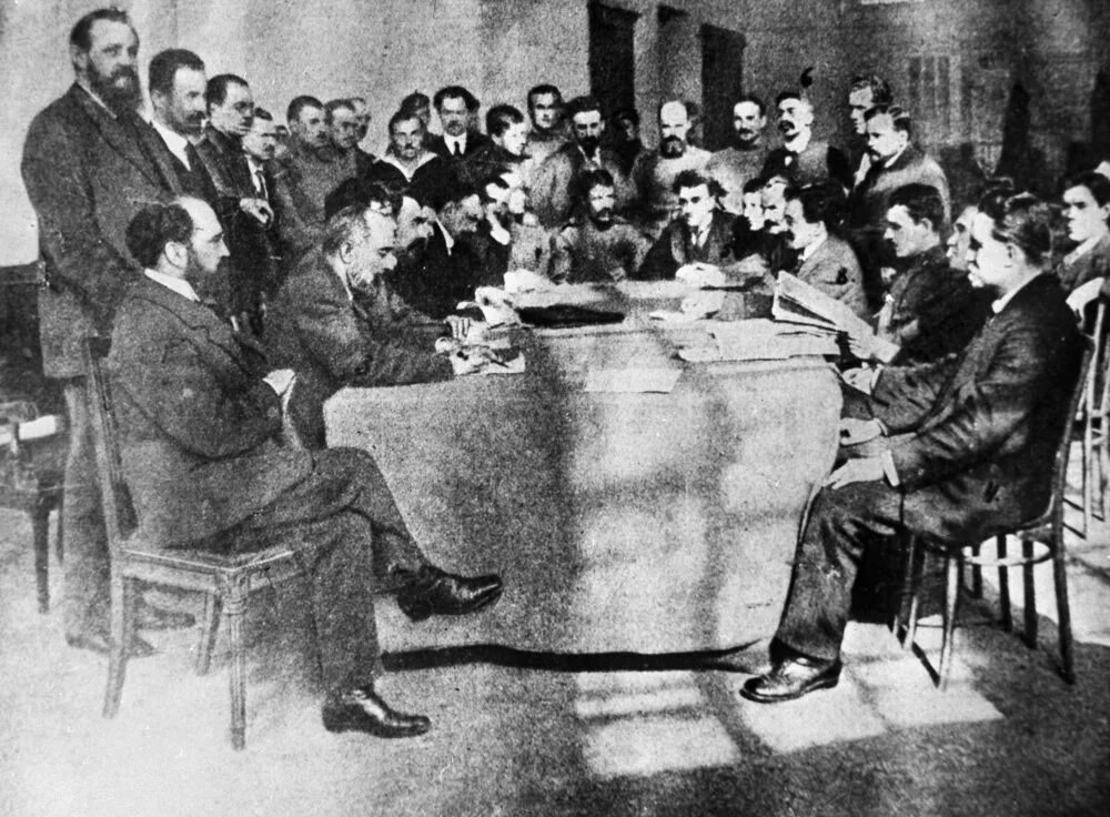 Гатчинский революционный комитет 1919 год. Ввиду комитет. Переезд правительства в москву 1918. Комиссия вцик 1918. Ввиду комитет.