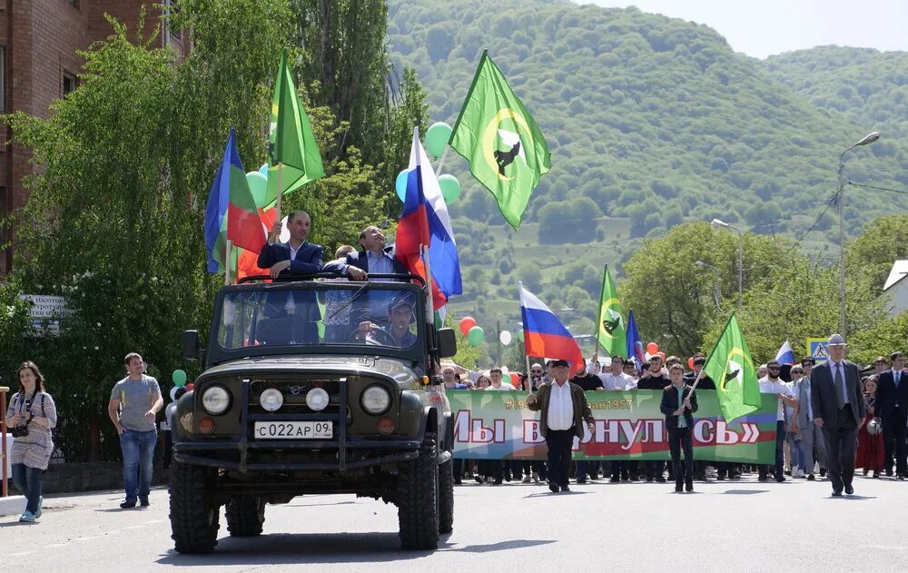 Возрождение карачаевского. 3 Мая Возрождение карачаевского. Возвращение карачаевского народа 3 мая. День Возрождения Карачая 3 мая. 3 Мая Возрождение карачаевского народа флаг.