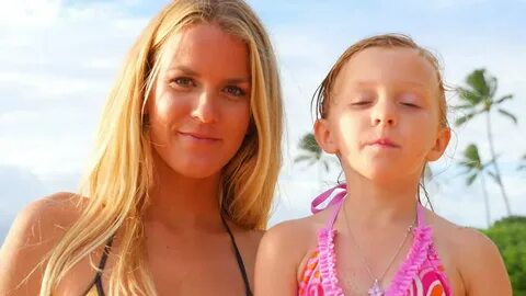 Scarica un video a tema blonde mother and daughter smiling da 8.000 secondi...