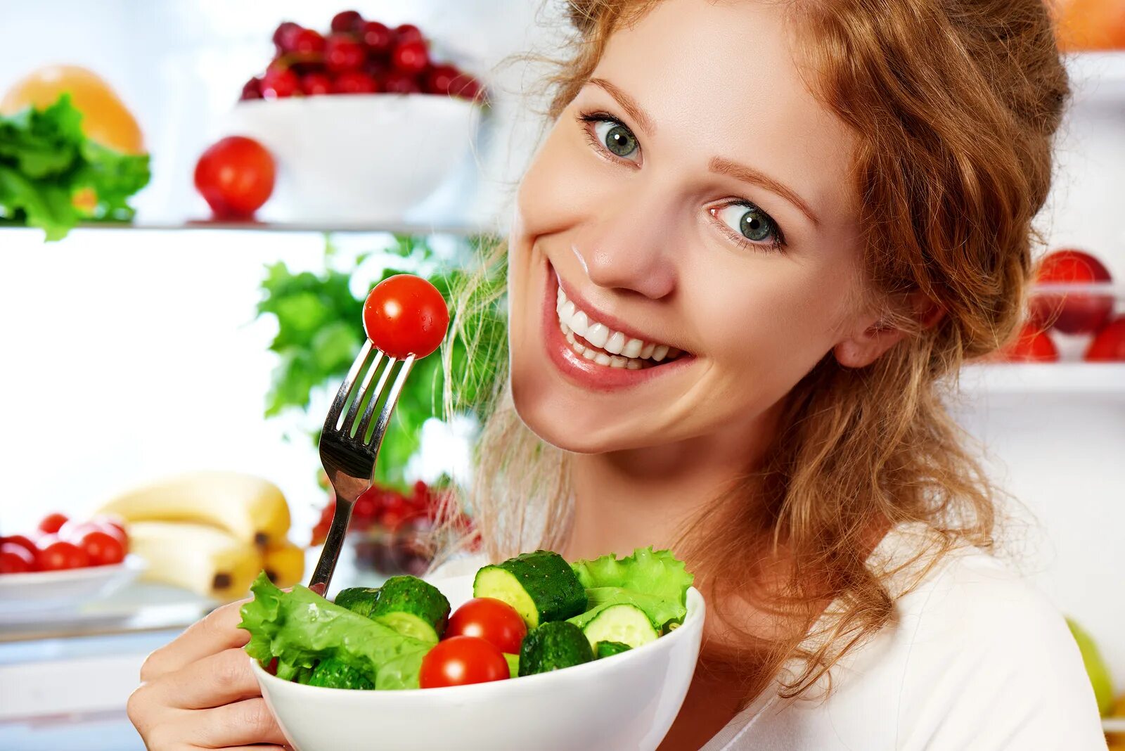 Не люблю и не ем овощи. Человек ест овощи. Здоровое питание женщина. Человек с едой. Девушка с салатом.