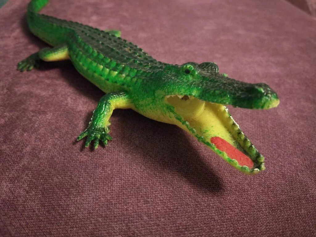 Какой крокодил зеленый. Крокодил h38w. Крокодил пищалка. Резиновый крокодил. Резиновая игрушка «крокодил».