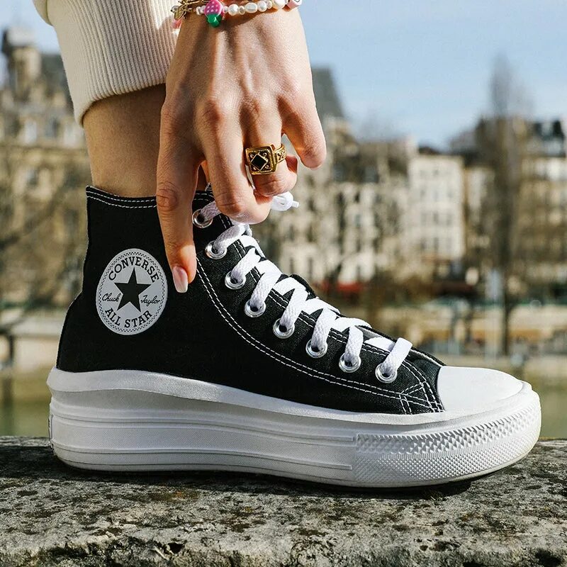 Конверс Chuck Taylor all Star. Converse Chuck Taylor all Star move. Converse Chuck Taylor all Star on feet.