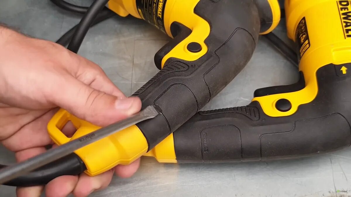 Как отличить оригинальный dewalt. Dewalt как отличить оригинал от подделки. 377438 dewalt dcd776s2. Dewalt dcd7. Dewalt шуруповерт подделка.