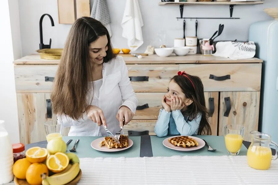 Мама с дочкой готовят. Завтрак для мамы. Фотосессия завтрак с мамой. Завтрак мама и дочка. Мама и дочка завтракают.