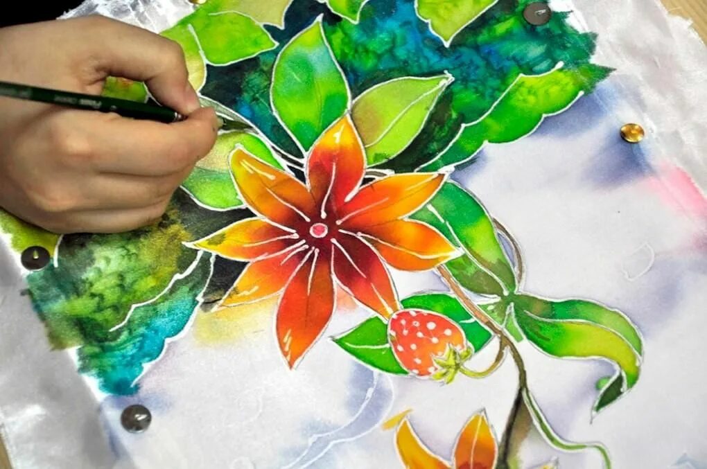 Изображение изделий выполненных в технике батика. Батик техника рисования. Батик роспись по ткани. Холодный батик техника. Роспись по ткани холодный батик.