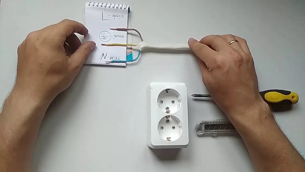 Подключить розетку с заземлением правильно провода 3. Двойная розетка с заземлением как подключить провода. Подключить розетку с заземлением на 2 провода. Как правильно подключить провода к розетке с заземлением. Подключи 3 видео