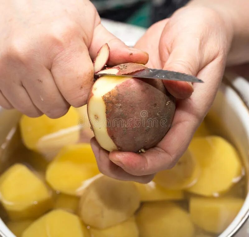 Повар чистит картошку. Руки чистят картошку. человек чистит картошку. мужчина чистит картошку. чистит картошку эстетика.