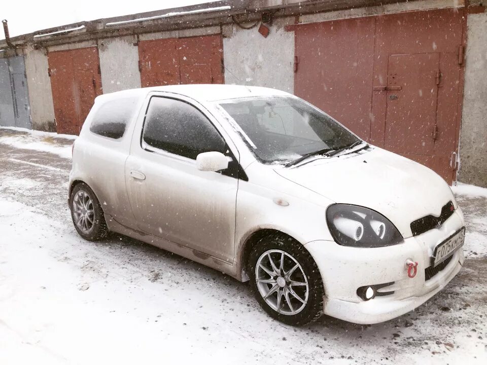 Купить витц дром. Тойота Витц 2001. Тойота Витц 2001 на дисках. Toyota Vitz RS 2001. Toyota Vitz 2001 диски.