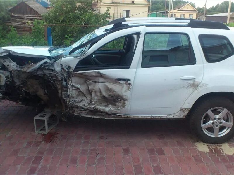 Дастер после дтп. Разбитый белый рено дастер. Дастер после дтп. Дастер после дтп. Рено дастер после аварии.