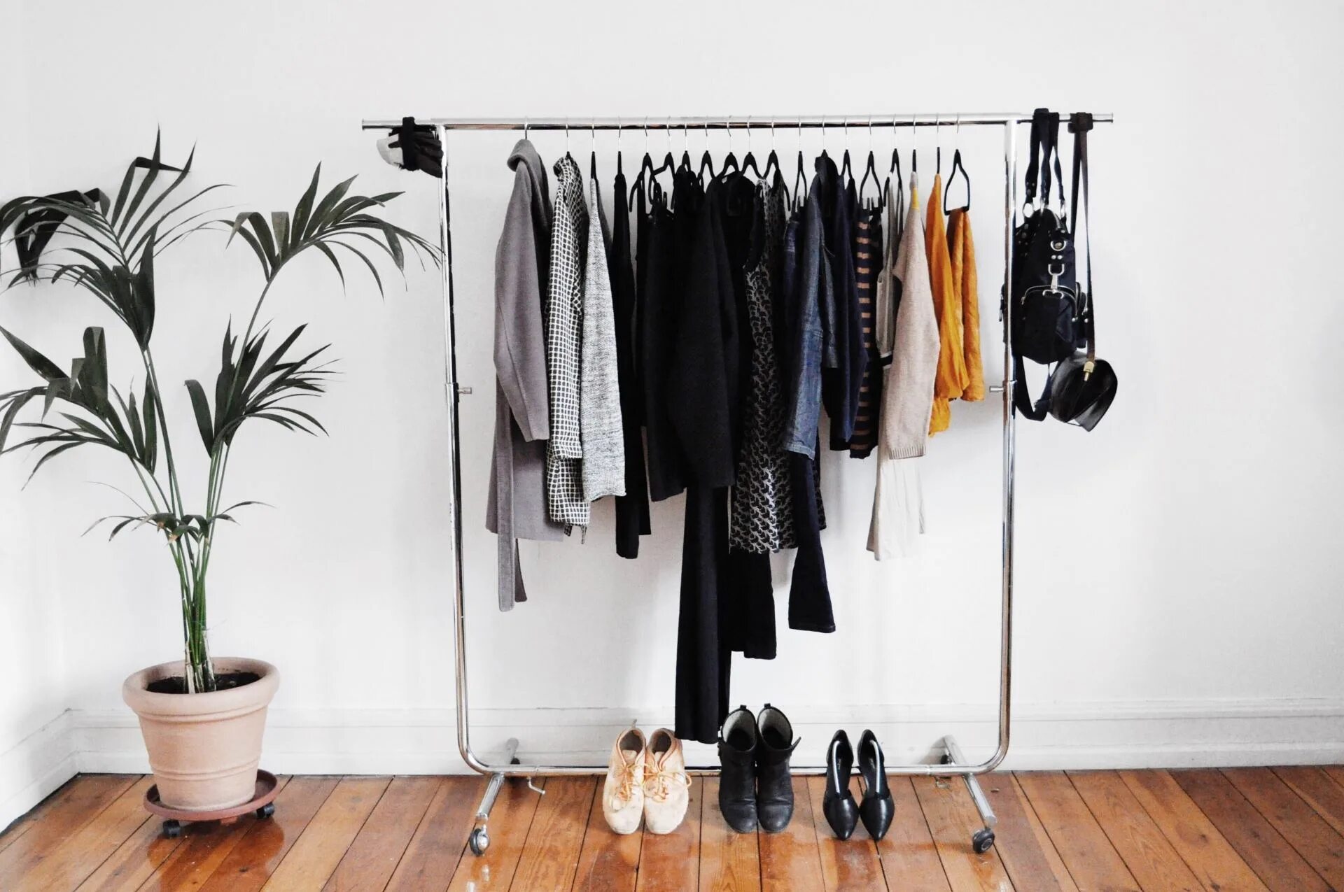черно белый гардероб. минимализм в вещах. гардероб минималиста. гардеробные в стиле минимализм. минималистичный гардероб.