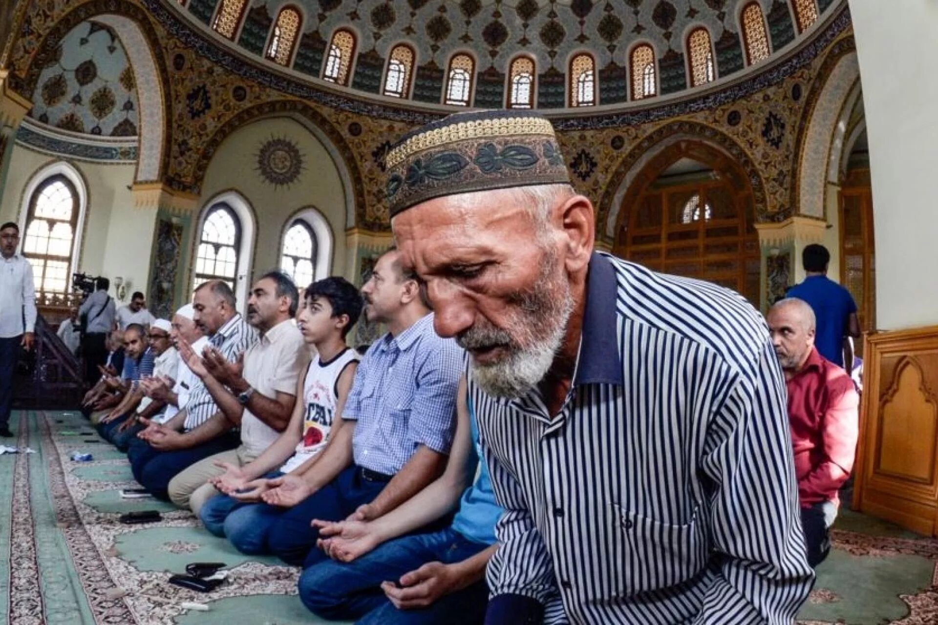 Мусульманская кавказа. Мечети Дагестана Муфтият. Центральная Джума-мечеть Дагестан. Дагестан мусульмане.