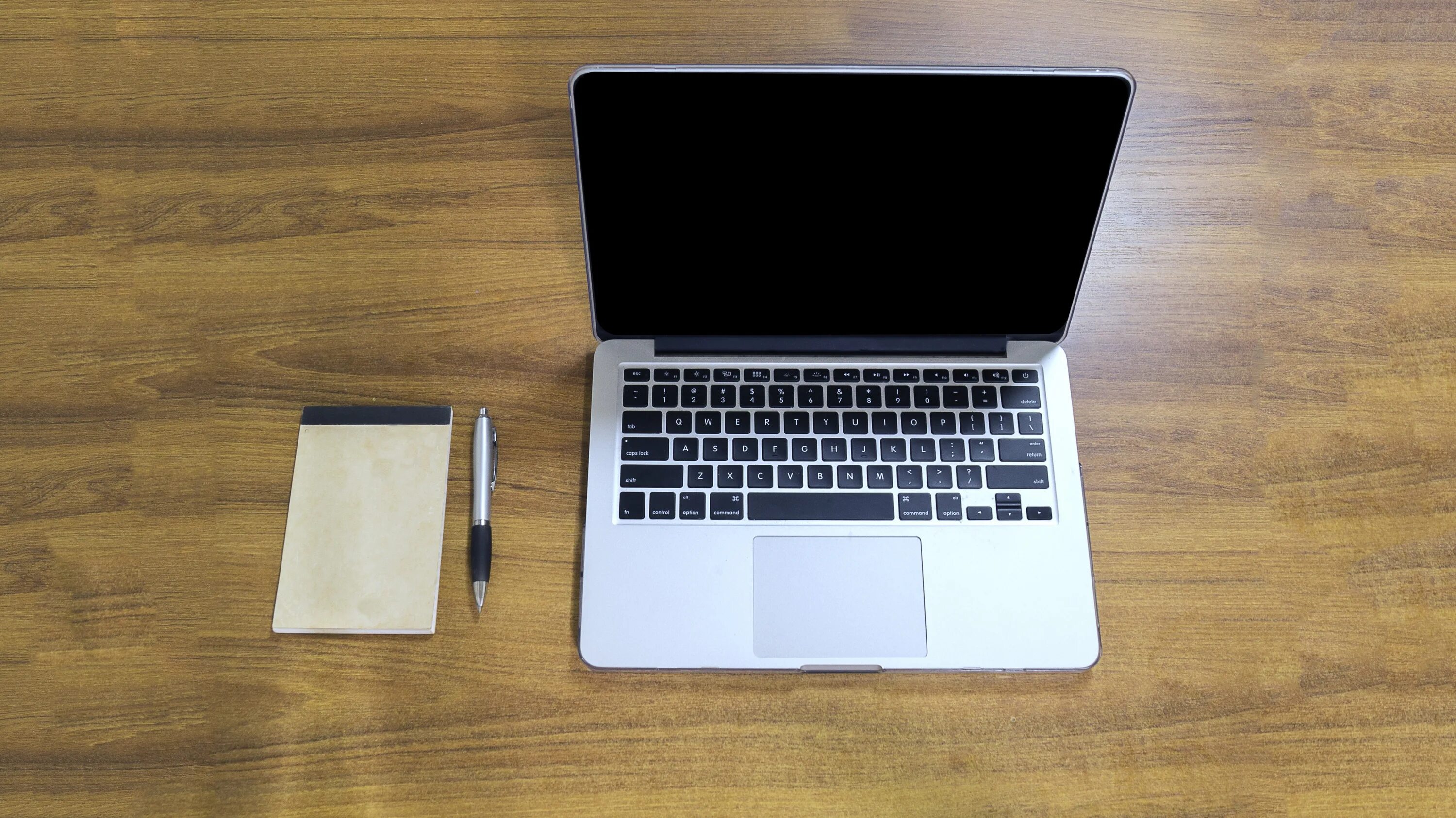 Картинки макбука на столе. Макбук на столе. открытый макбук на столе. macbook pro на столе. макбук с ручкой.