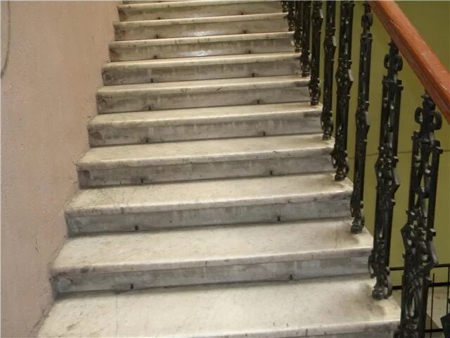 Дефекты лестниц. Сколы на ступенях лестницы. Повреждение лестниц. Жб лестницы дефекты.
