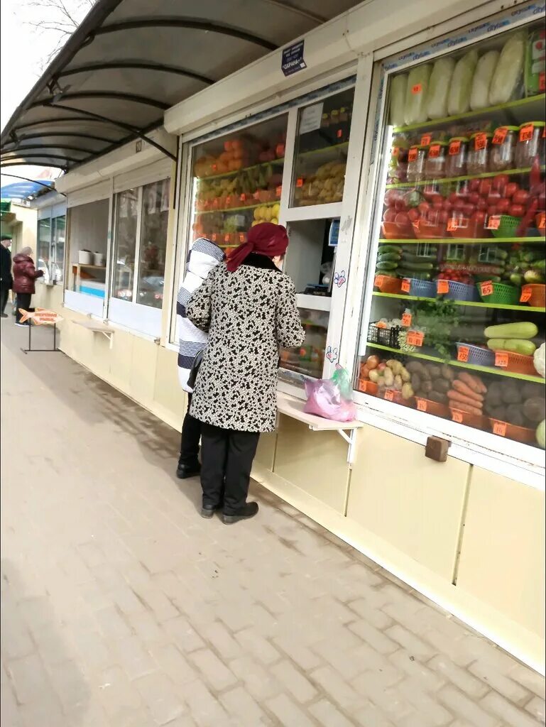 Работа фрукты воронеж. Работа фрукты воронеж. Киоск для фруктов и овощей. Воронеж мини рынок машиностроителей. Продуктовый рынок мандарин.