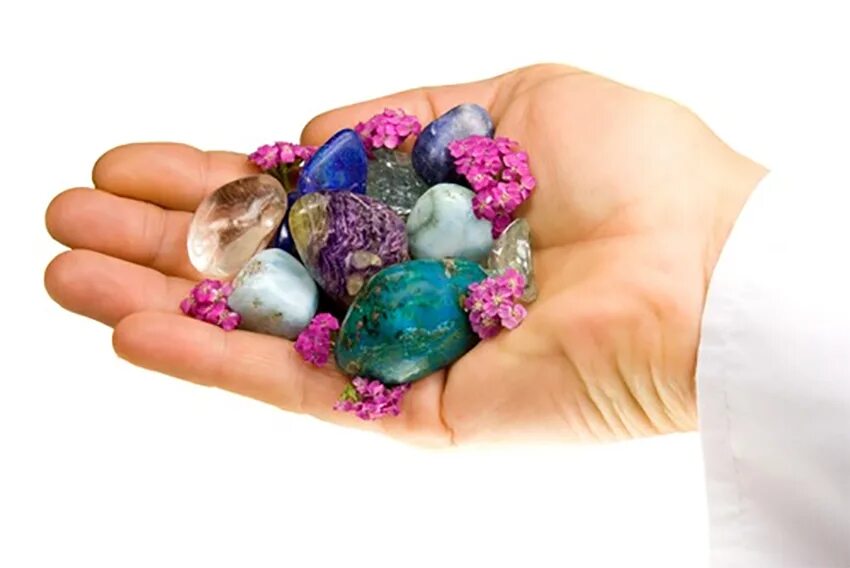Лечение самоцветами. Камни Самоцветы литотерапия. Драгоценные камни в ладонях. Камень на ладони. Разноцветные камушки.