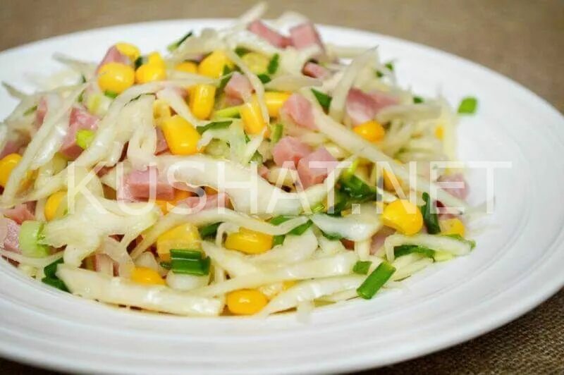 Салат с пекинской капустой и ветчиной и помидорами. Пекинская капуста ветчина кукуруза. Салат из пекинской капусты с огурцом и яйцом и кукурузой. Салат пекинка кукуруза ветчина. Салат с пекинской капустой и ветчиной.