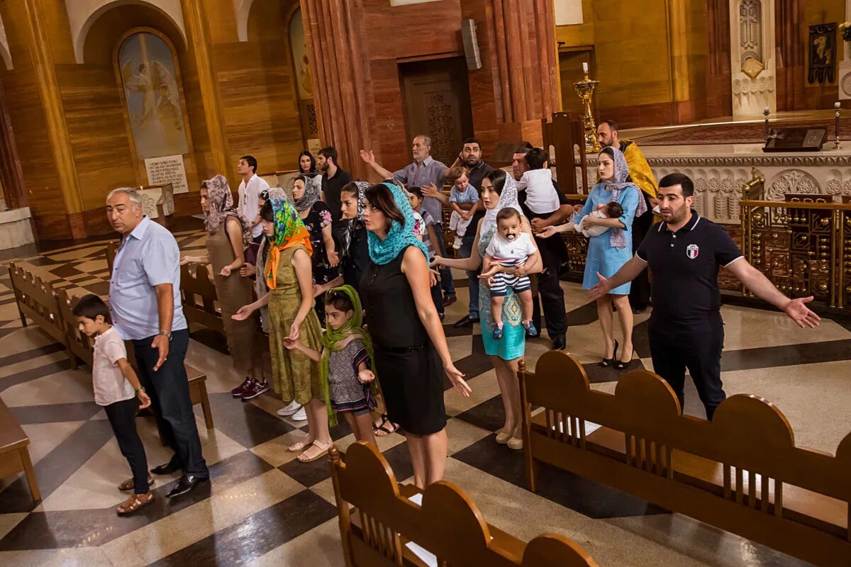 Крещение ребенка в армянской церкви. Армянская церковь армавир внутри крестины. Крестины в армянской церкви. Крещение в армянской церкви. Крестины в армянской церкви.