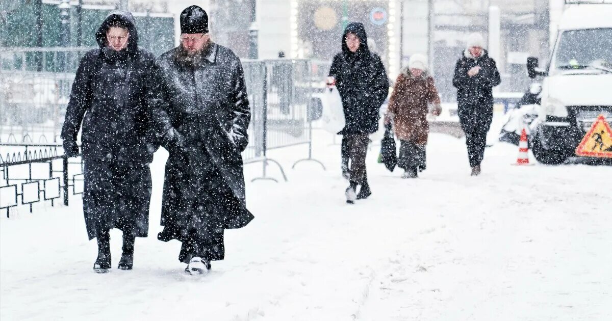Снегопад дата выхода 6. Снегопад в москве 2025. снег в москве 2025. москву накрыл снегопад. январские морозы в марте.