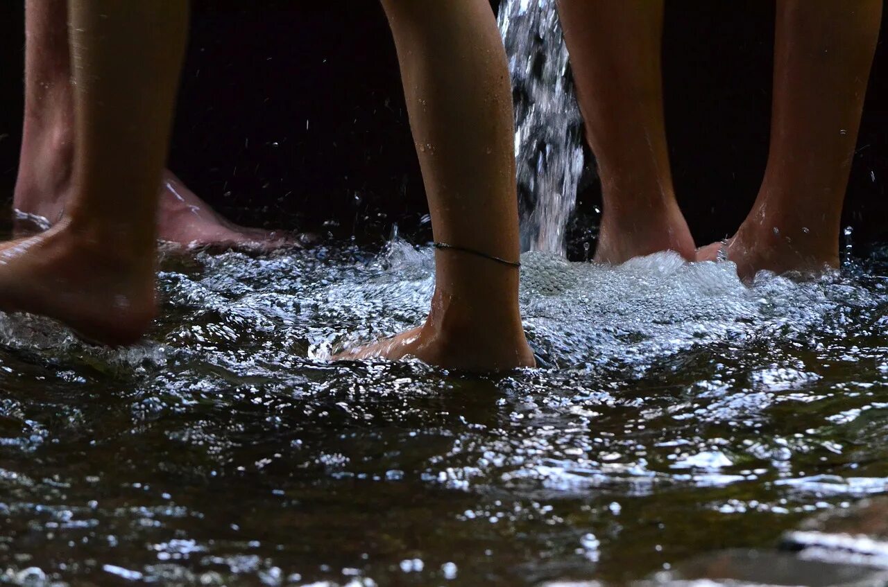 Какая вода для ног. Женские ноги. Женские ноги в воде. Ступни в воде. Ноги босиком на воде.