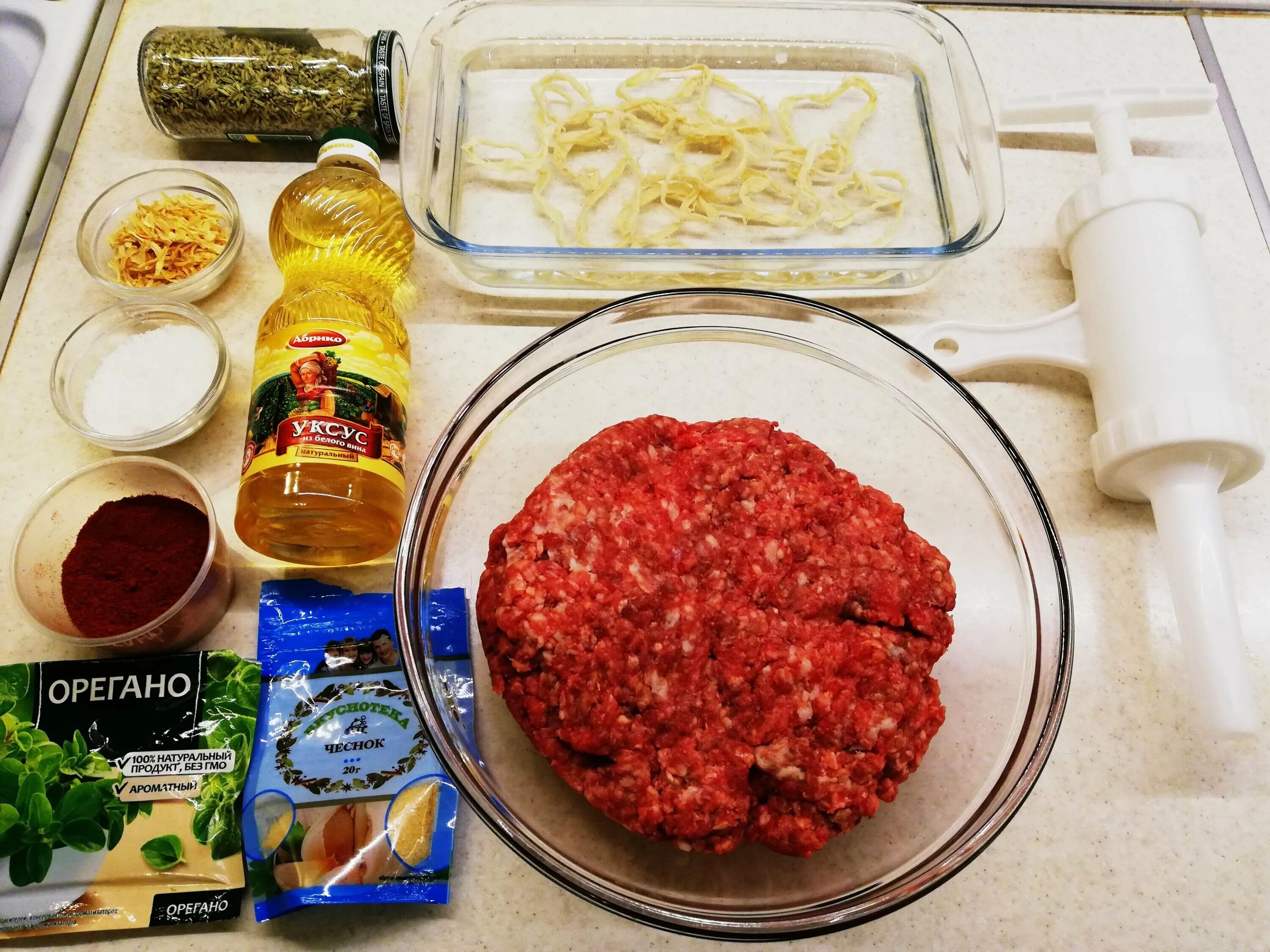 Продукты для солянки. Какие ингредиенты нужны для колбасы. Ингредиенты для колбасы. Какие ингредиенты нужны для колбасы. Ингредиенты на солянку из колбасы.
