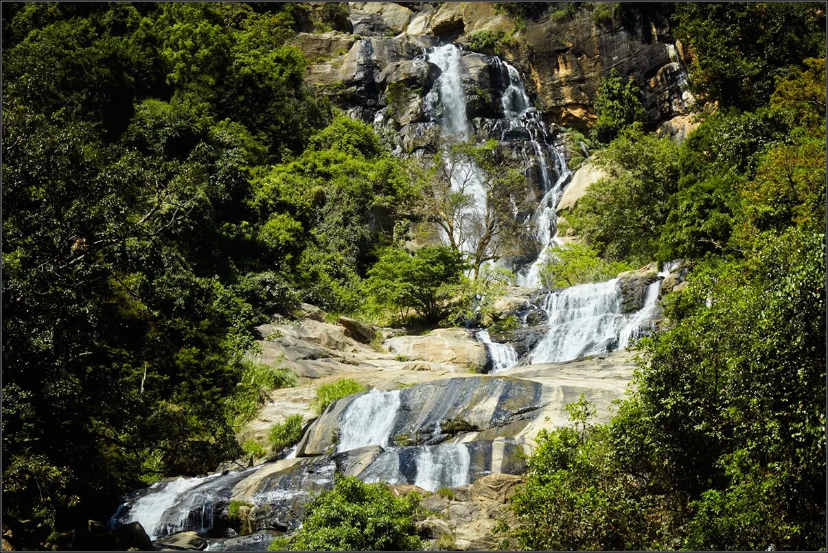 Равана шри ланка. Водопад Равана Шри Ланка. Ravana Falls Шри Ланка.