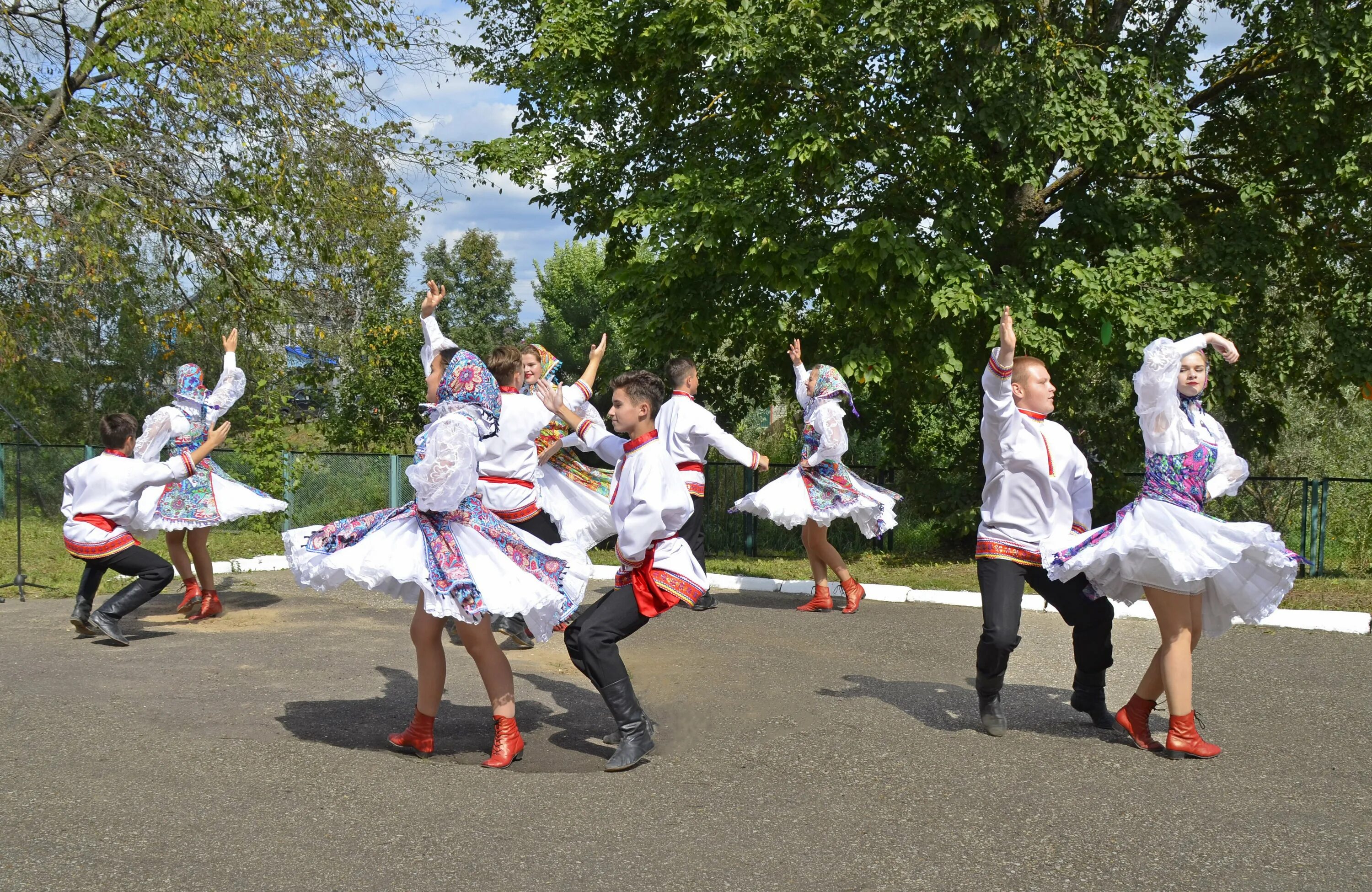 Русский танец на природе. Народные уличные танцы. Народный танец на природе. Урок народного танца.