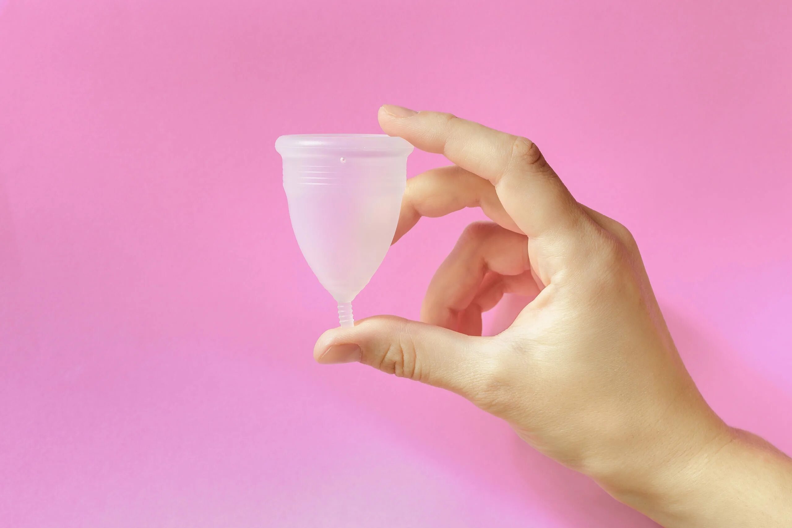 Jimmyjane menstrual Cups. Менструальная чаша 4678599001249. Менструальная чаша в руке. Тампон и менструальная чаша.