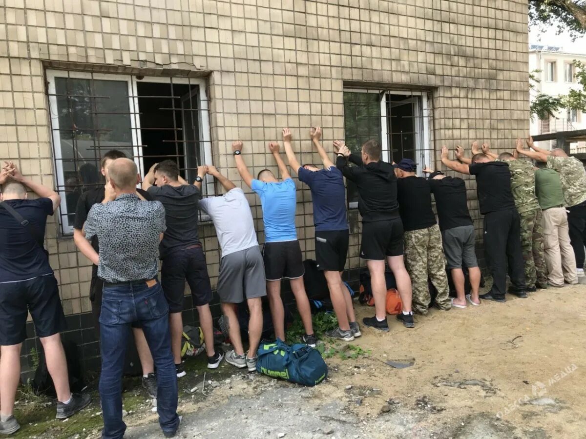 захват завода. рейдерский захват предприятия. рейдеры карикатура. захват предприятия. рейдерский захват.